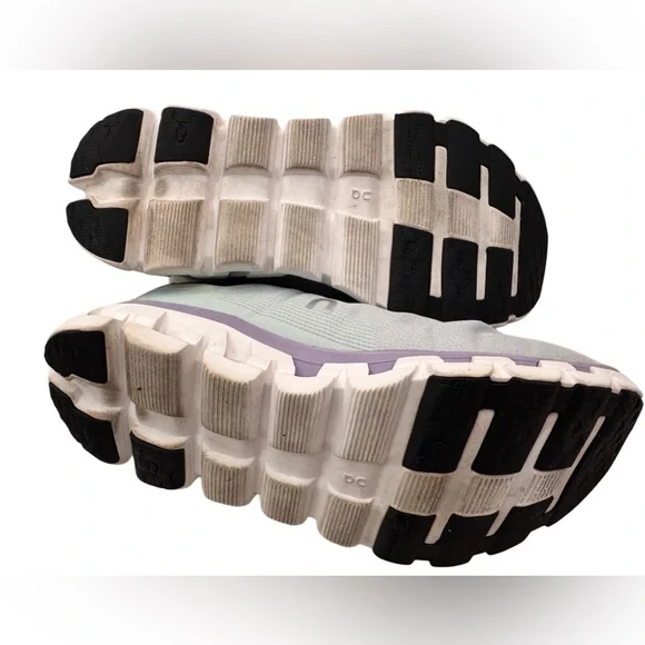 On Running Women’s Size 7.5 Cloudflow 4 in Fade/Wisteria - Picture 5 of 7